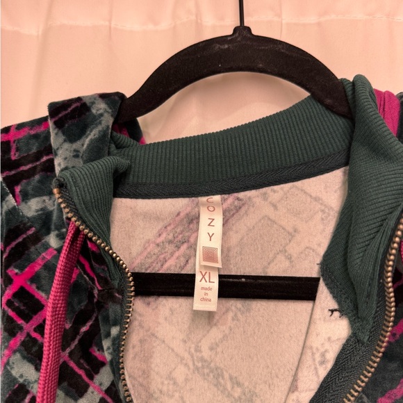 Plaid Cozy Women's Hoodie Sweatshirt with Pink Accents NWT - Picture 4 of 5